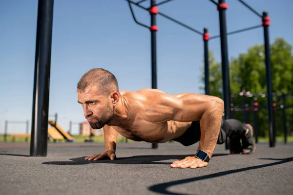 Jovem Atleta Sem Camisa Muscular Mantendo Corpo Sobre Sportsground Enquanto — Fotografia de Stock