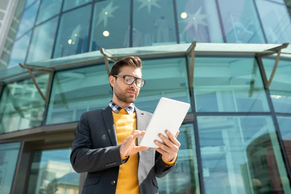 Jonge Mobiele Goed Geklede Mannelijke Medewerker Scrollen Touchpad Tijdens Het — Stockfoto