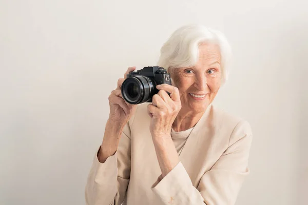 Olgun Beyaz Saçlı Gülümseyen Kadın Fotoğrafçı Ile Fotokamera Ile Yüz — Stok fotoğraf