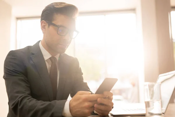 Ernsthafter Junger Handyhändler Eleganten Anzug Mit Smartphone Während Kunde Oder — Stockfoto