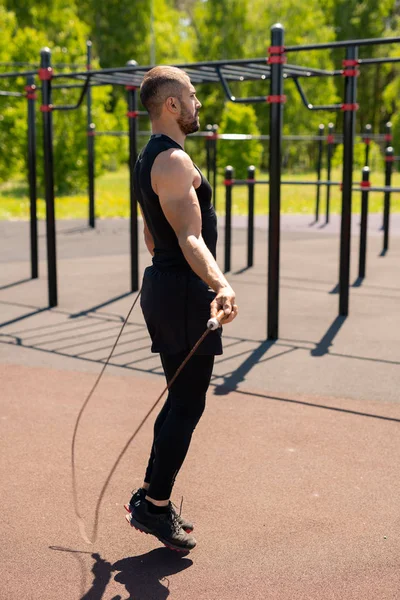 Junge Muskulöse Athletin Trainingsanzug Springt Mit Springseil Sonnigen Morgen Beim — Stockfoto