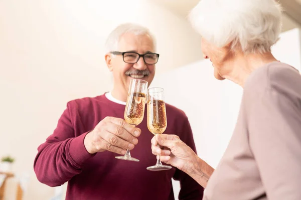 成熟した夫婦は ホームパーティーでシャンパンのフルートでクリンキング — ストック写真