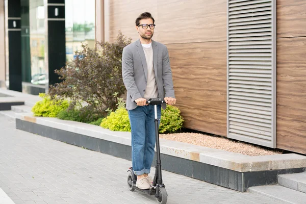 Samtida Ung Man Jeans Pullover Och Grå Jacka Med Skoter — Stockfoto