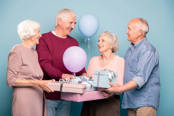 Compañía Alegre Los Pensionistas Amistosos Con Los Globos Las Cajas —  Fotos de Stock