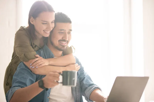 Glückliche Junge Zärtliche Frau Umarmt Ihren Mann Während Beide Videos — Stockfoto