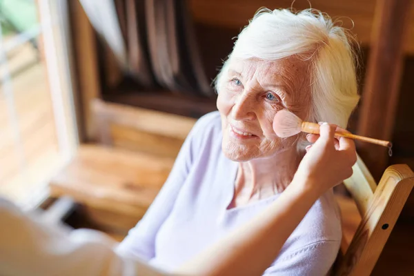 Mujer Mayor Feliz Con Pelo Blanco Corto Mirando Esteticista Durante — Foto de Stock