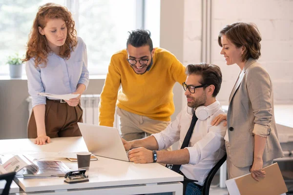 Gruppe Kreativer Junger Multiethnischer Kollegen Diskutiert Projektdesign Das Vom Webdesigner — Stockfoto