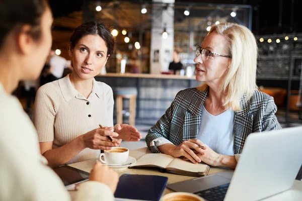 Självsäkra Kvinnliga Entreprenörer Som Förklarar Sin Idé Eller Konsult Kollega — Stockfoto