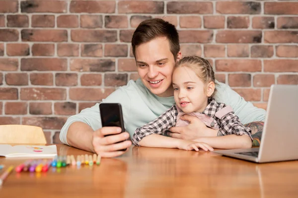 Feliz Padre Joven Guapo Con Tatuaje Sentado Mesa Loft Plana — Foto de Stock