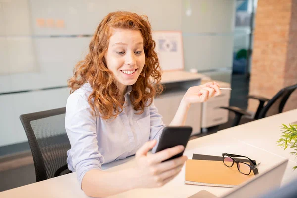 Positiv Attraktiv Rödhårig Ung Dam Med Lockigt Hår Sitter Vid — Stockfoto