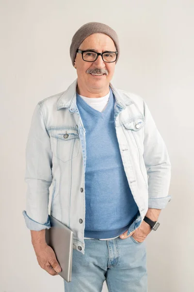 Hombre Maduro Casual Pantalones Vaqueros Azules Jersey Chaqueta Blanca Anteojos — Foto de Stock