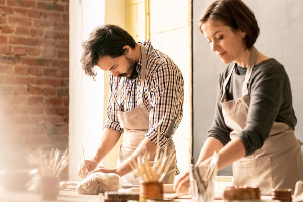 Joven Mujer Creativa Colega Inclinándose Sobre Mesa Con Una Nueva — Foto de Stock