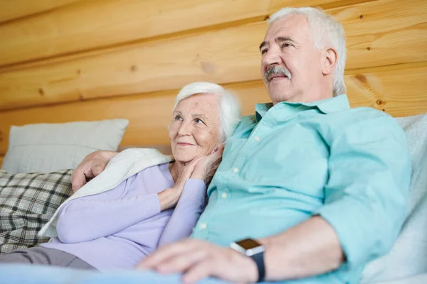 Gelukkig Volwassen Man Zijn Vrouw Kijken Televisie Samen Terwijl Ontspannen — Stockfoto