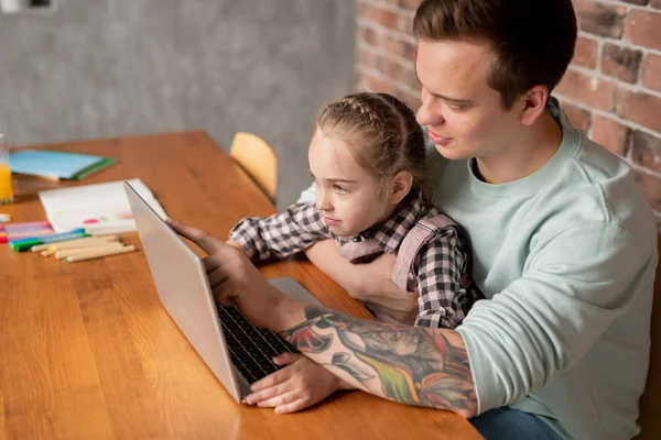 Contenido Joven Padre Con Tatuaje Brazo Sentado Mesa Apuntando Pantalla — Foto de Stock