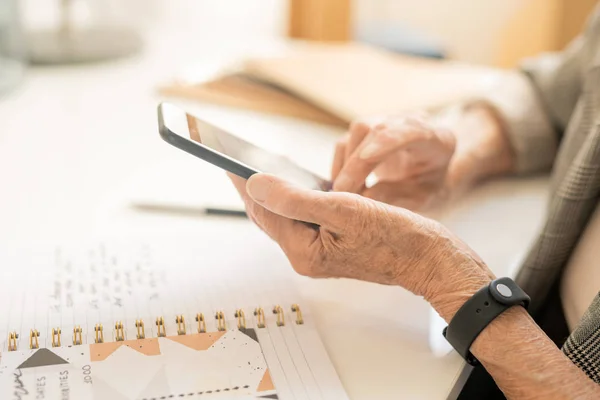 Ręce Starszy Mobile Kobieta Smartfonem Otwartym Notebooku Notatek Fotografowanie Ich — Zdjęcie stockowe