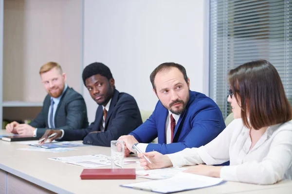 Homme Affaires Confiant Consulte Jeune Collègue Partenaire Lors Séminaire Une — Photo