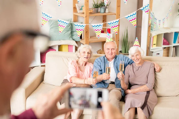 Trois Amis Seniors Avec Des Flûtes Champagne Assis Sur Canapé — Photo