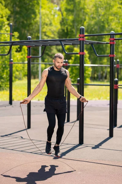 Jonge Sportman Activewear Oefeningen Met Skipping Touw Outdoor Sportground Ochtend — Stockfoto