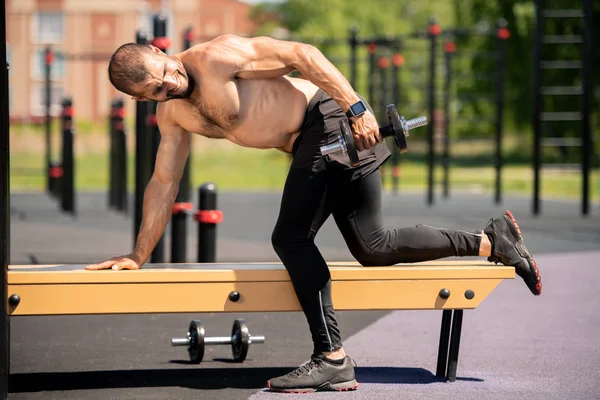 Spor Alanında Ağır Halter Kaldırırken Siyah Leggins Genç Kaslı Adam — Stok fotoğraf
