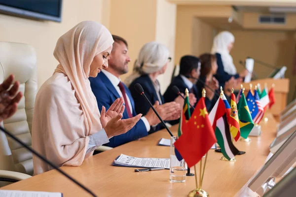 Grupo Delegados Interculturales Contemporáneos Aplaudiendo Uno Los Oradores Después Hacer —  Fotos de Stock