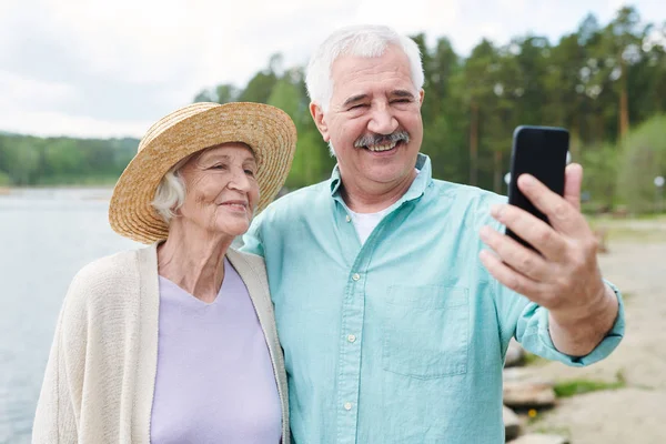 Feliz Pareja Ancianos Románticos Ropa Casual Haciendo Selfie Ambiente Natural — Foto de Stock