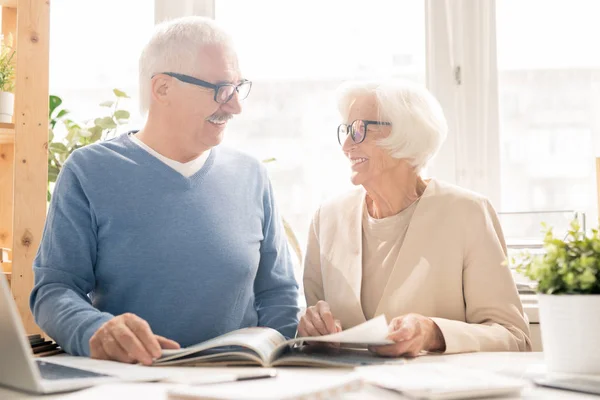 Feliz Pareja Ancianos Ropa Casualwear Inteligente Mirándose Mientras Están Sentados — Foto de Stock