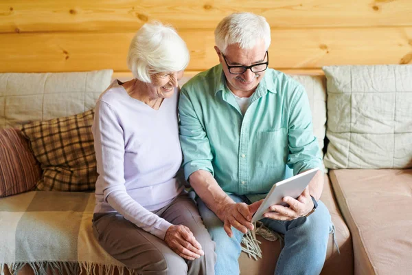 Fröhliche Reife Mann Und Frau Mit Video Chat Während Der — Stockfoto