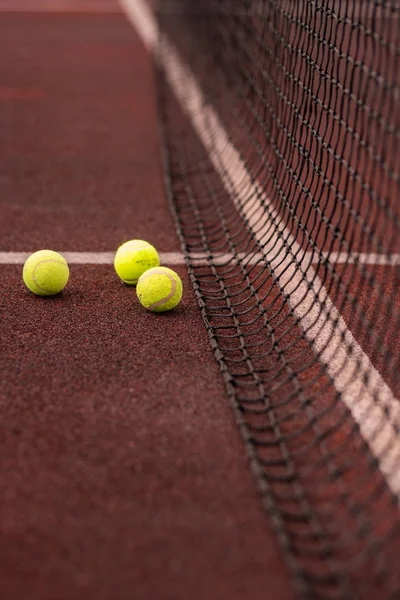 在体育场操场或球场上网下网球比赛的黄色网球团体 — 图库照片