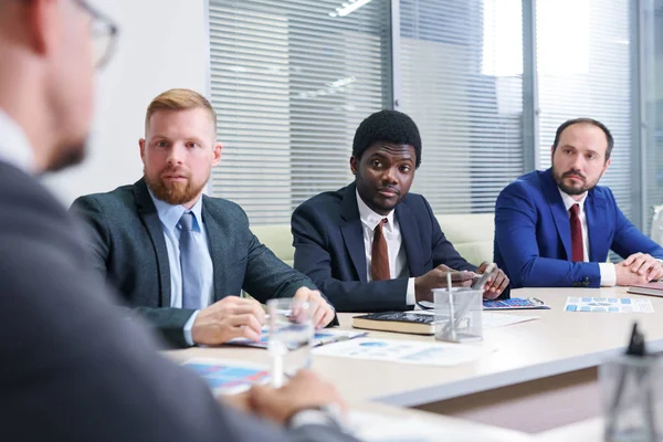 Grupo Diretores Financeiros Multiculturais Confiantes Discutindo Ideias Reunião Sala Reuniões — Fotografia de Stock