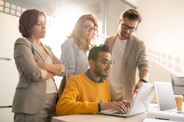 Grupo Publicistas Creativos Pensativos Pie Escritorio Pidiendo Diseñador Web Que — Foto de Stock