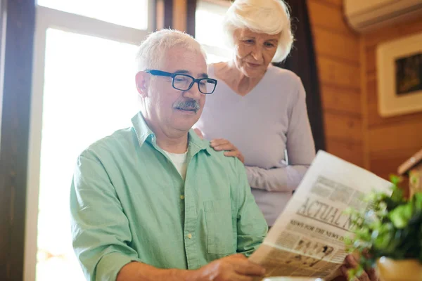 Serious Madue Man Leyendo Noticias Frescas Esposa Por Mañana Mientras —  Fotos de Stock