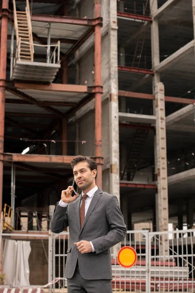 Zelfverzekerde Jonge Ondernemer Formalwear Afspraak Maken Met Klant Aan Telefoon — Stockfoto