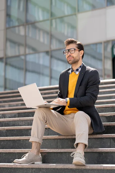 Serieuze Zakenman Smart Casual Zittend Trappen Door Moderne Architectuur Surfen — Stockfoto