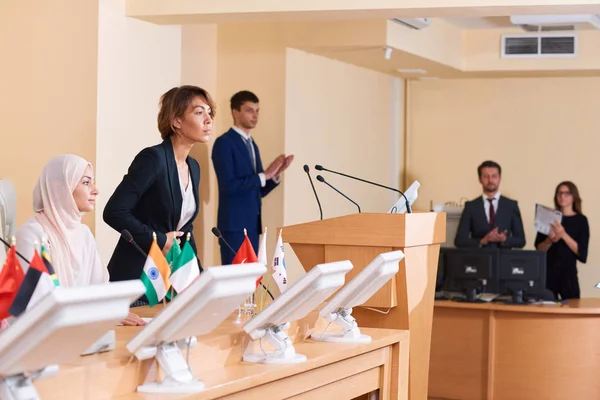 Joven Empresaria Mestiza Confiada Traje Elegante Escuchando Público Tras Informe — Foto de Stock