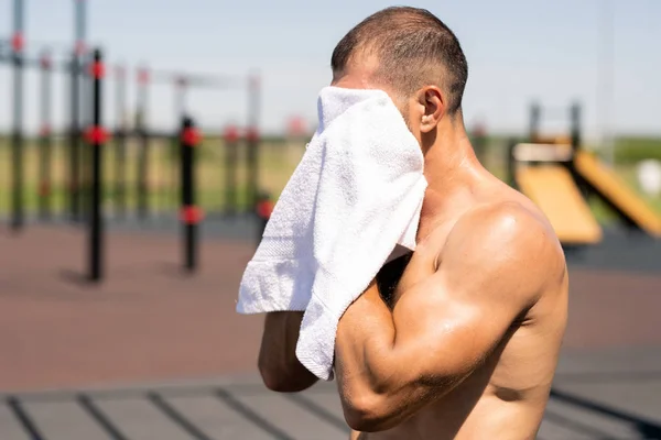 Genç Yorgun Gömleksiz Kaslı Adam Spor Sert Eğitim Den Sonra — Stok fotoğraf