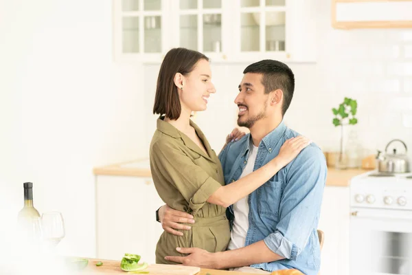 Giovane Uomo Misto Che Abbraccia Sua Felice Moglie Cucina Tavola — Foto Stock