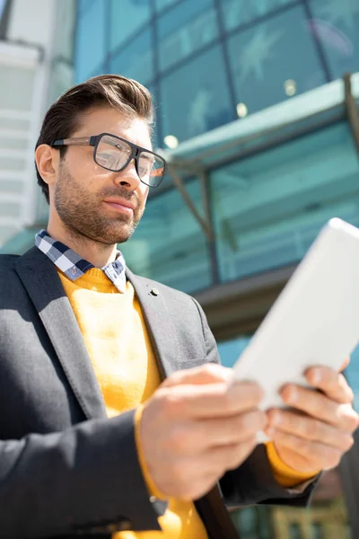 Jonge Werknemer Brillen Smart Casualwear Praten Video Chat Touchpad Stedelijke — Stockfoto