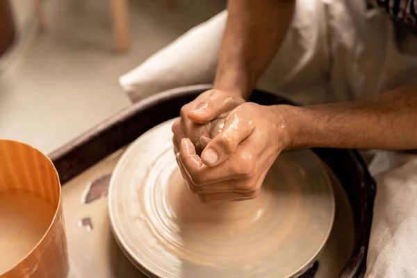 Mãos Molhadas Jovem Mestre Cerâmica Segurando Roda Rotativa Fazer Novo — Fotografia de Stock