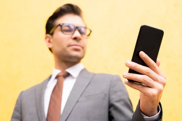 Ręka Młodego Eleganckiego Prawnika Trzymająca Smartfon Podczas Przewijania Wiadomości Lub — Zdjęcie stockowe