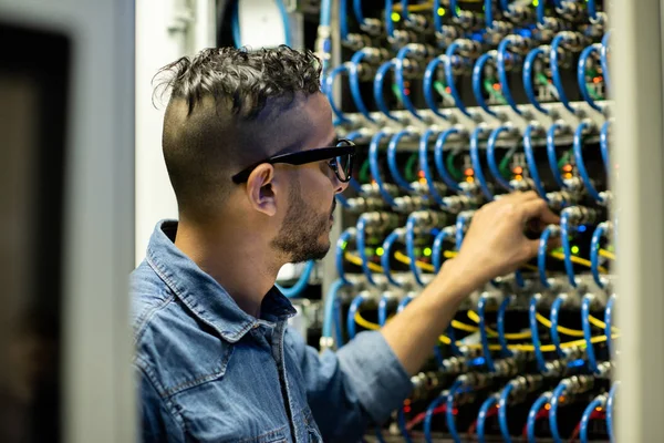 Grave Jovem Engenheiro Mainframe Árabe Óculos Pelo Gabinete Servidor Analisando — Fotografia de Stock