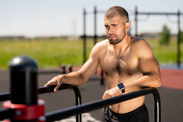 Young Muscular Topless Bodybuilder Holding Bars Sports Facilities While Going — Stock Photo, Image