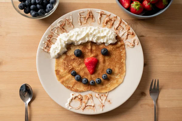 Crepe Dulce Decorado Con Crema Batida Bayas Forma Cara Divertida — Foto de Stock