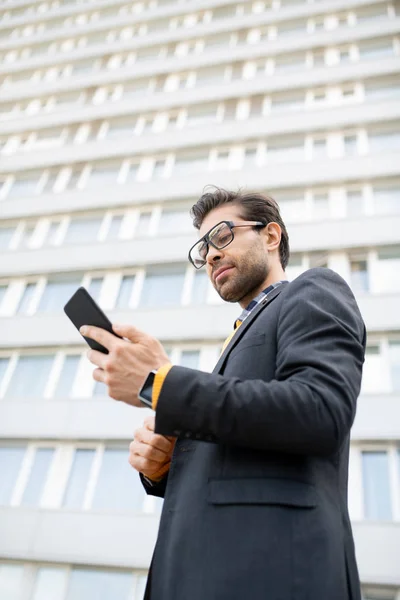 Joven Empresario Serio Con Gadget Mensaje Lectura Notificación Entorno Urbano —  Fotos de Stock