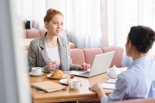 Junge Business Ladys Schicken Casual Outfits Sitzen Tisch Gemütlichen Restaurant — Stockfoto