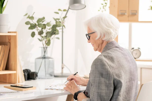 Elegante Mujer Anciana Trabajadora Oficina Inclinándose Sobre Cuaderno Abierto Escritorio — Foto de Stock