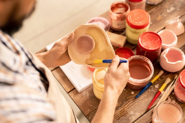 Designer Cerâmica Segurando Peça Argila Aplicando Tinta Frascos Plástico Sobre — Fotografia de Stock