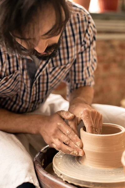 Master Pottery Böja Över Roterande Hjulet Samtidigt Forma Form Potten — Stockfoto