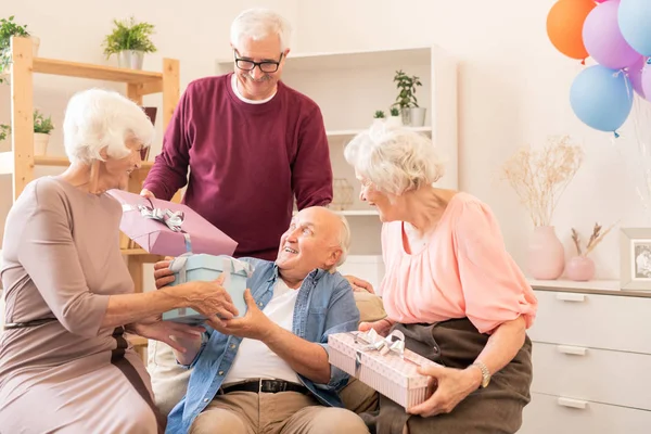 Due Coppie Anziane Che Fanno Regali Mentre Godono Festa Casa — Foto Stock