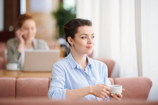 Sorrindo Confiante Jovem Empresária Com Penteado Escritório Sentado Mesa Café — Fotografia de Stock