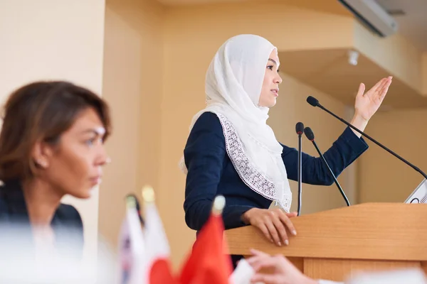 Joven Política Femenina Confianza Contemporánea Hiyab Haciendo Discurso Tribuna Para — Foto de Stock